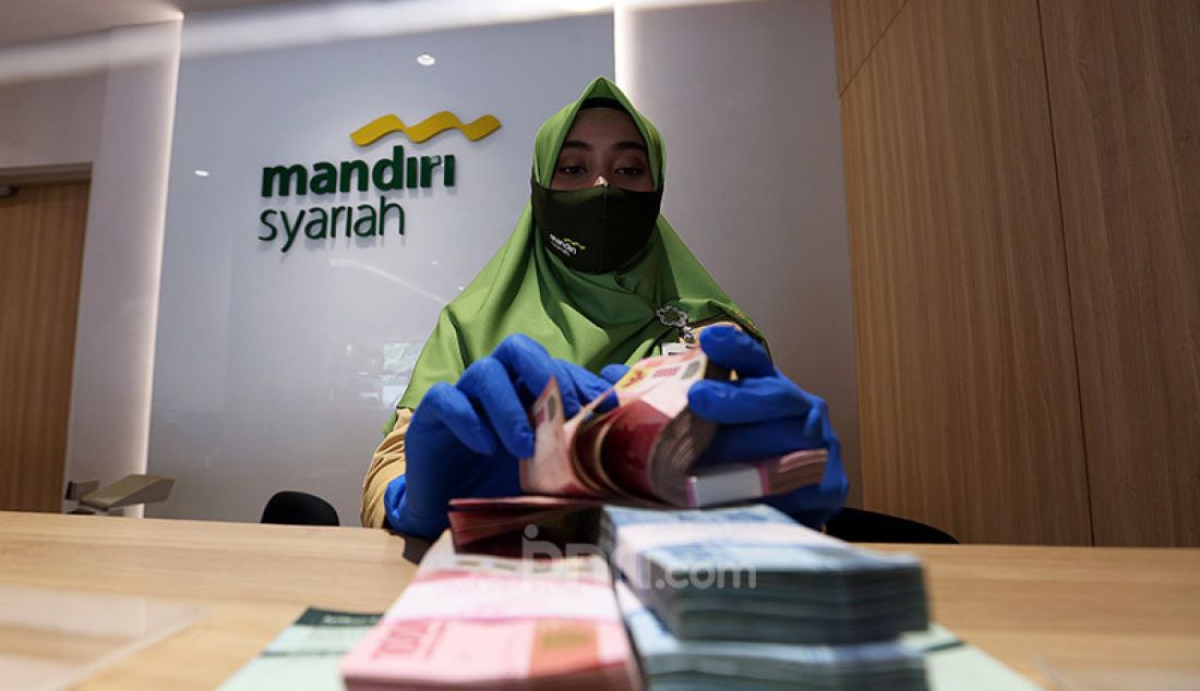 Pegawai Mandiri Syariah di Digital Branch Plaza Mandiri, Jakarta, Jumat (2/10). Bank Mandiri Syariah menyatakan kesiapannya menyalurkan dana dari pemerintah untuk para pelaku usaha dalam bentuk kredit modal kerja sebagai upaya membantu pemulihan ekonomi nasional akibat pandemi COVID-19. - JPNN.com