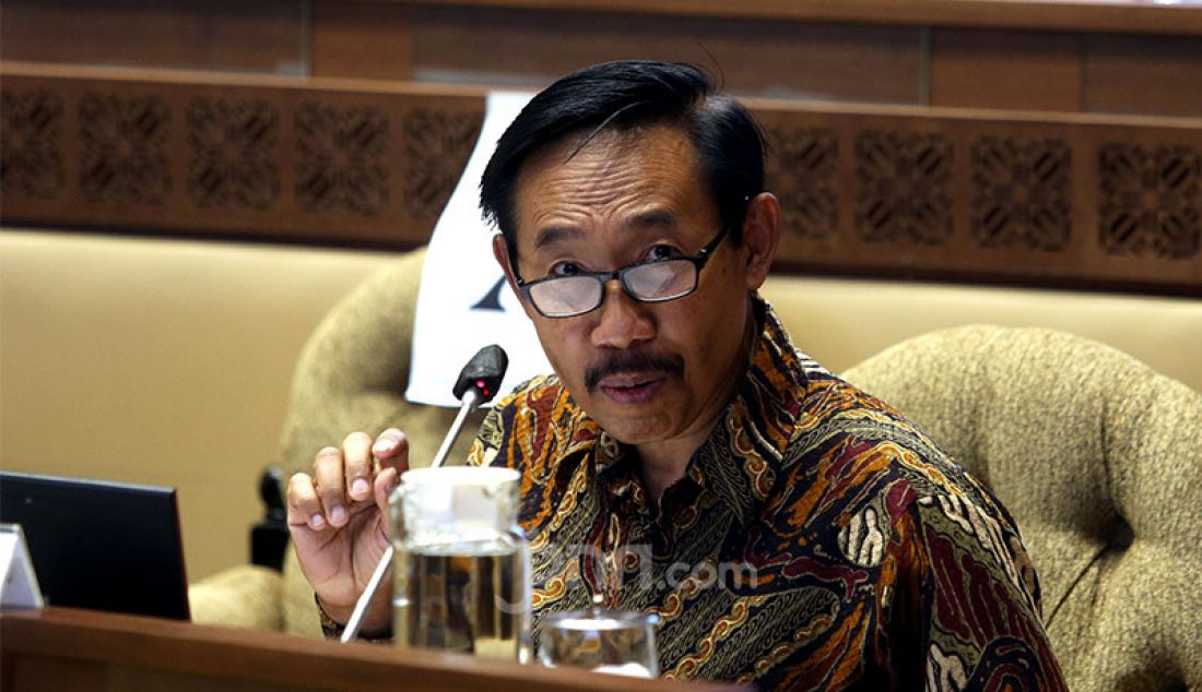 Ketua KASN Agus Pramusinto mengikuti rapat kerja dengan Komisi II DPR di Jakarta, Senin (5/10). Rapat tersebut membahas evaluasi pelaksanaan seleksi CPNS 2019 di tengah pandemi Covid-19. - JPNN.com