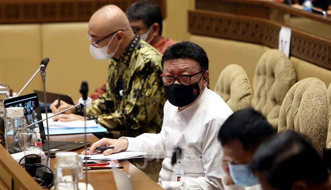 Kepala BKN Bima Haria Wibisana (berbaju batik) dan MenPAN RB Tjahjo Kumolo mengikuti rapat kerja Komisi II DPR di Jakarta, Senin (5/10). Rapat tersebut membahas evaluasi pelaksanaan seleksi CPNS 2019 di tengah pandemi Covid-19. - JPNN.com