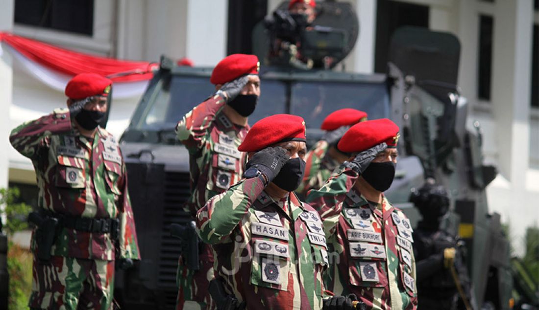 Komandan Jenderal (Danjen) Kopassus Mayjen TNI Mohamad Hasan saat mengikuti upacara HUT ke-75 TNI di Markas Kopassus, Cijantung, Jakarta Timur, Senin (5/10). Perayaan HUT TNI kali ini berbeda dari tahun-tahun sebelumnya karena dipusatkan di Istana Negara, Jakarta Pusat dan digelar secara virtual. - JPNN.com