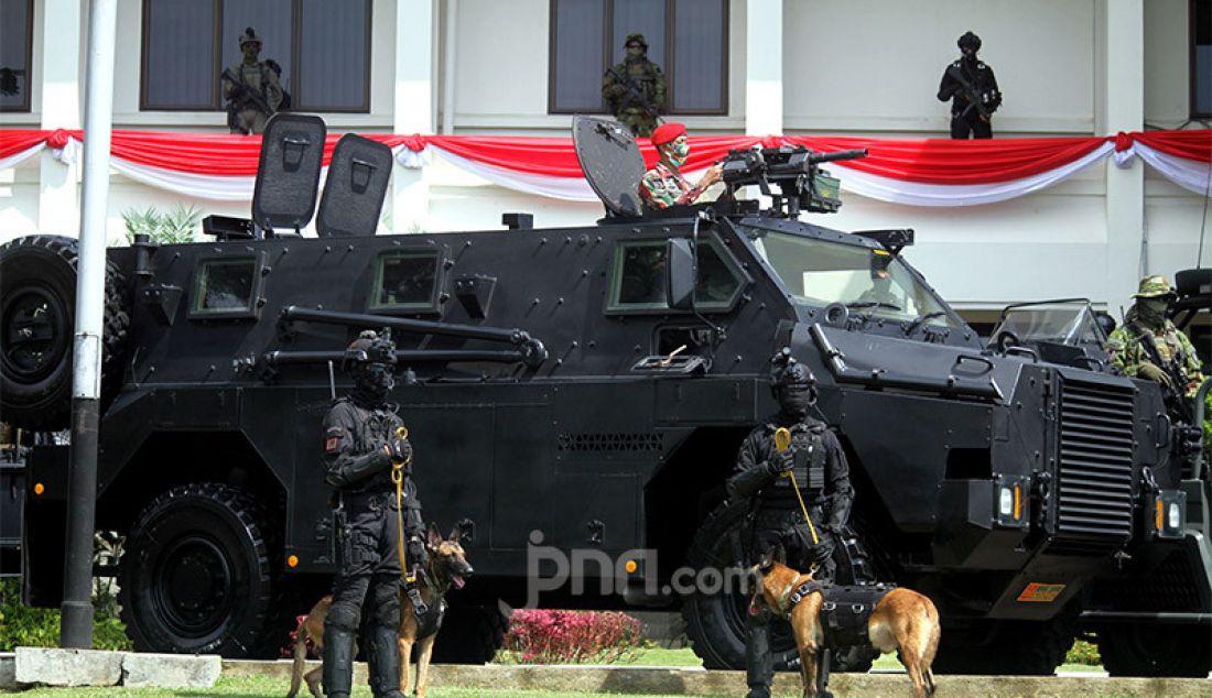 Pasukan TNI dari sejumlah kesatuan saat mengikuti upacara HUT ke-75 TNI di Markas Kopassus, Cijantung, Jakarta Timur, Senin (5/10). Perayaan HUT TNI kali ini berbeda dari tahun-tahun sebelumnya karena dipusatkan di Istana Negara, Jakarta Pusat dan digelar secara virtual. - JPNN.com