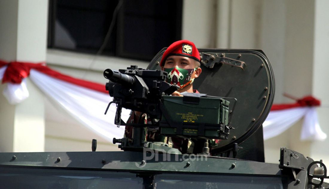 Anggota Komando Pasukan Khusus (Kopassus) TNI AD mengikuti upacara HUT ke-75 TNI di Markas Kopassus, Cijantung, Jakarta, Senin (5/10). Perayaan HUT TNI kali ini berbeda dari tahun-tahun sebelumnya karena dipusatkan di Istana Negara, Jakarta Pusat dan digelar secara virtual. - JPNN.com