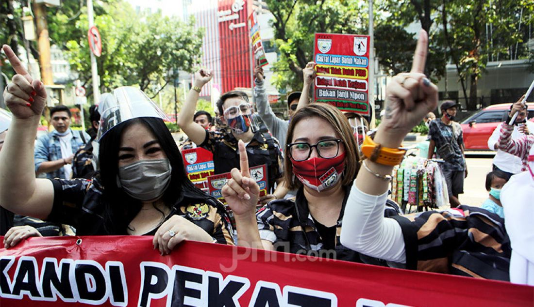 Sejumlah pekerja di bidang seni tempat hiburan malam melakukan aksi unjuk rasa di depan DPRD DKI Jakarta di Jakarta Pusat, Senin (5/10). Mereka menuntut Pemprov DKI Jakarta segera mengakhiri penerapan pembatasan sosial berskala besar (PSBB) dan mengizinkan tempat hiburan malam beroperasi lagi. - JPNN.com