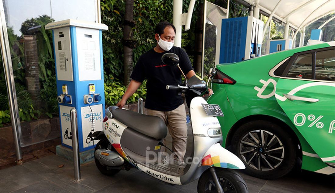 Seorang pengguna mobil listrik melakukan pengisian daya untuk kendaraannya di Stasiun Pengisian Kendaraan Listrik Umum, Jakarta, Senin (5/10). - JPNN.com