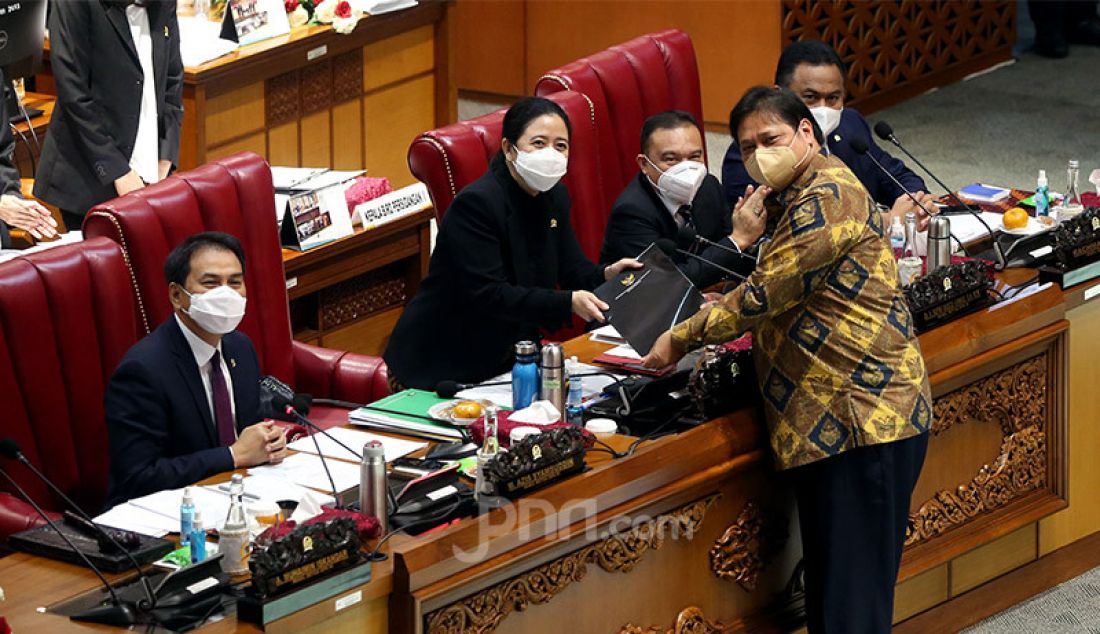 Menko Perekonomian Airlangga Hartarto menyerahkan laporan pandangan pemerintah atas RUU Cipta Kerja kepada Ketua DPR Puan Maharani pada rapat paripurna di Kompleks Parlemen Senayan, Senin (5/10). Dalam paripurna itu pemerintah dan DPR menyetujui RUU Cipta Kerja untuk disahkan menjadi UU. - JPNN.com