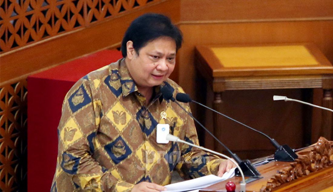 Menko Perekonomian Airlangga Hartarto membacakan laporan pandangan pemerintah atas RUU Cipta Kerja pada Rapat Paripurna DPR di Kompleks Parlemen Senayan, Jakarta, Senin (5/10). Dalam paripurna itu pemerintah dan DPR menyetujui RUU Cipta Kerja untuk disahkan menjadi UU. - JPNN.com