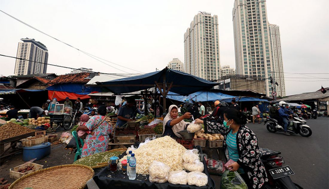 Para pedagang kaki lima di Pasar Kebayoran Lama, Jakarta, Selasa (6/10) tengah menata dagangan mereka sembali melayani pembeli. Para pedagang mengkhawatirkan pasar makin sepi jika pandemi Covid-19 tak kunjung berakhir. - JPNN.com