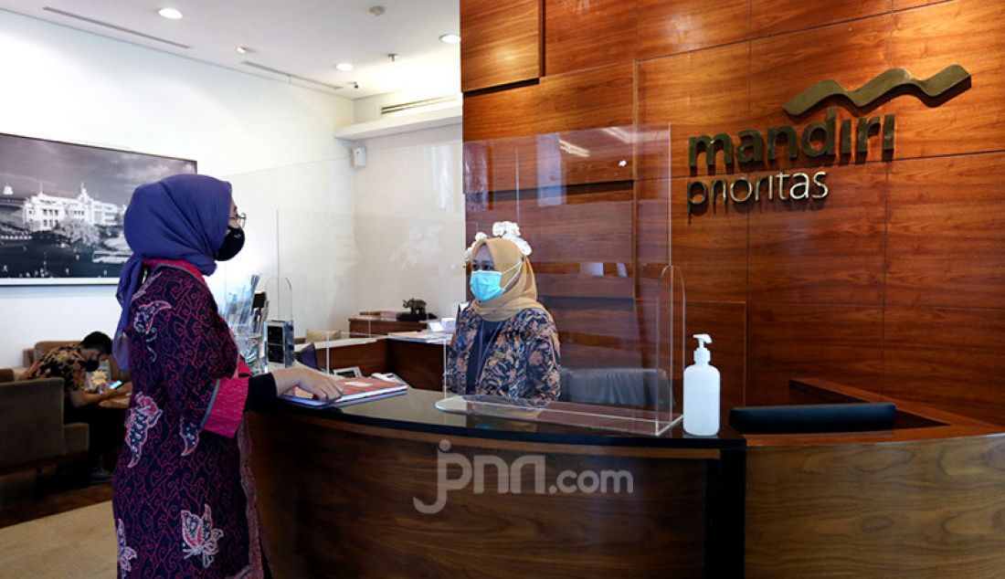 Seorang nasabah Prioritas sedang berbincang dengan Priority Banking Officer di Cabang Mandiri Prioritas Plaza Mandiri, Jakarta, Rabu (7/10). Di masa pandemi ini, Bank Mandiri terus meningkatkan layanan advisori kepada nasabah prioritas dalam penempatan investasi, seperti pada surat berharga negara untuk mengoptimalkan return menyusul tren penurunan suku bunga acuan dan suku bunga simpanan. Per Agustus 2020, jumlah nasabah prioritas Bank Mandiri telah mencapai lebih dari 50 ribu nasabah. - JPNN.com