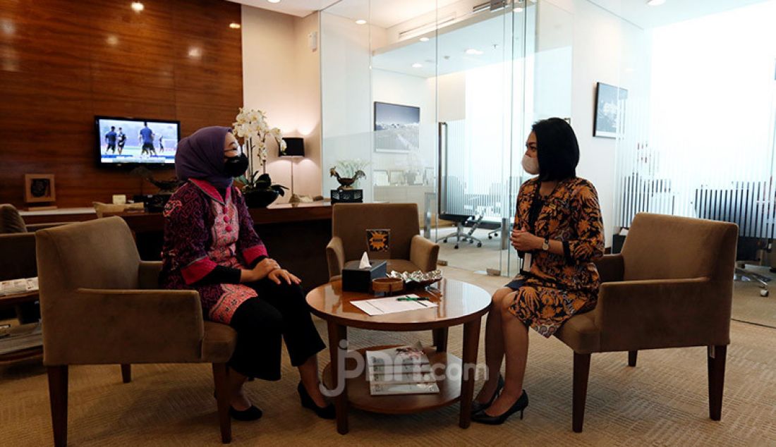 Seorang nasabah Prioritas sedang berbincang dengan Priority Banking Officer di Cabang Mandiri Prioritas Plaza Mandiri, Jakarta, Rabu (7/10). Di masa pandemi ini, Bank Mandiri terus meningkatkan layanan advisori kepada nasabah prioritas dalam penempatan investasi, seperti pada surat berharga negara untuk mengoptimalkan return menyusul tren penurunan suku bunga acuan dan suku bunga simpanan. Per Agustus 2020, jumlah nasabah prioritas Bank Mandiri telah mencapai lebih dari 50 ribu nasabah. - JPNN.com