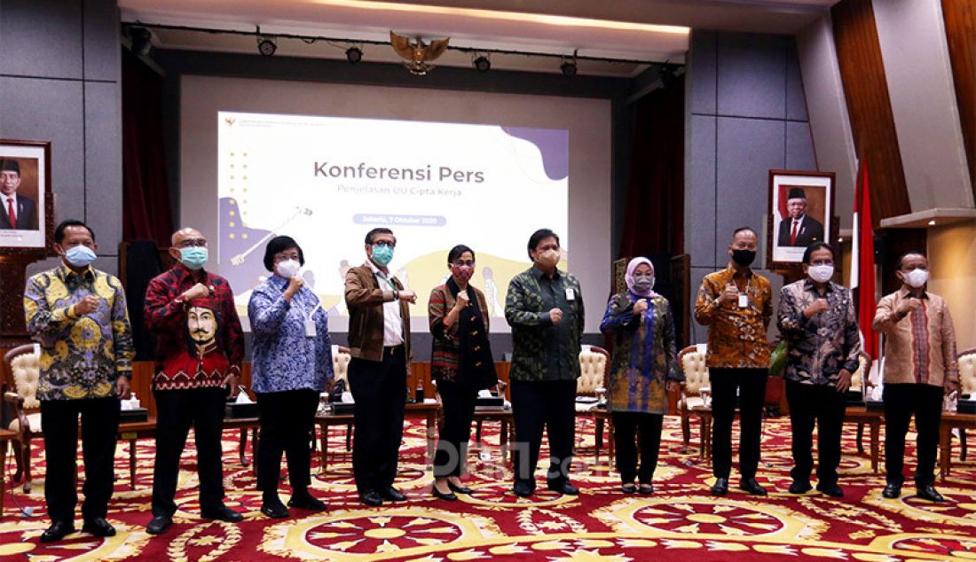 Para menteri berfoto bersama di kantor Kementerian Koordinator Bidang Perekonomian, Jakarta Pusat, Rabu (7/10), usai memberikan keterangan pers mengenai Omnibus Law Cipta Kerja yang telah disetujui oleh pemerintah dan DPR pada Senin lalu (5/10). - JPNN.com