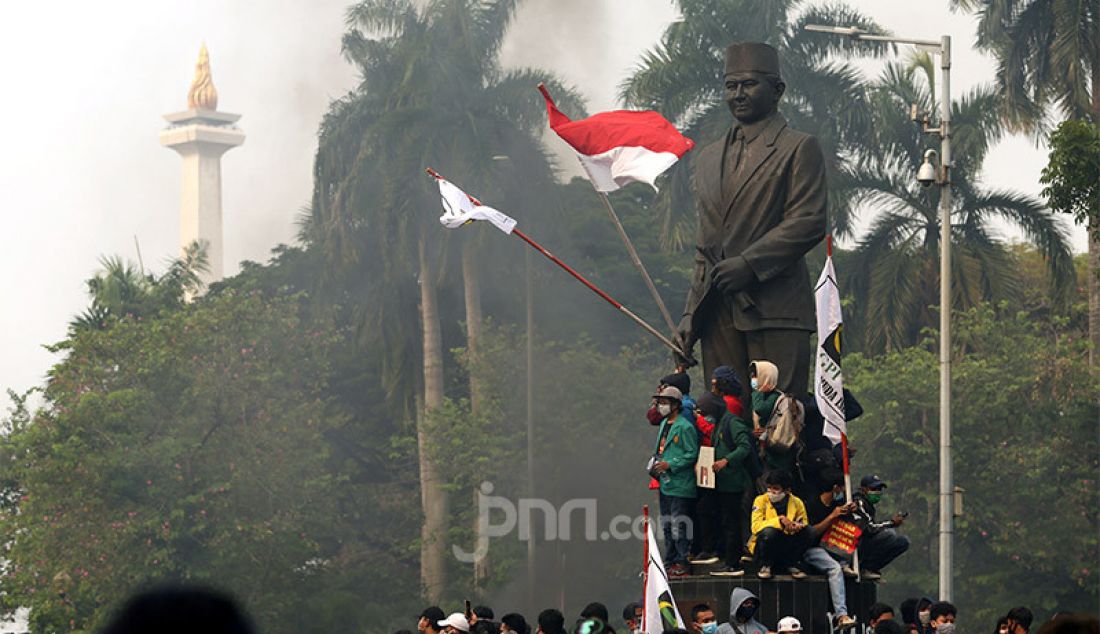 Sejumlah pengunjuk rasa melakukan aksi di Kawasan Silang Monas tepatnya di Jalan Medan Merdeka Barat, Kamis (8/10). Massa dari berbagai elemen menggelar demi guna menolak pengesahan Rancangan Undang-Undang Cipta Kerja atau Omnibus Law yang telah disetujui DPR dan pemerintah. - JPNN.com