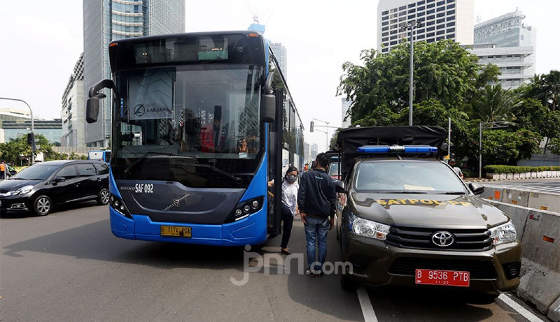 Bus Transjakarta saat melintasi Halte Tosari, Jakarta, Jumat (9/10). PT Transjakarta untuk sementara waktu tidak melayani penumpang di Halte Sarinah, Bundaran Hotel Indonesia, Tosari Baru, serta Tosari ICBC yang dirusak saat ada unjuk rasa menolak Omnibus Law Cipta Kerja, Kamis (8/10). - JPNN.com