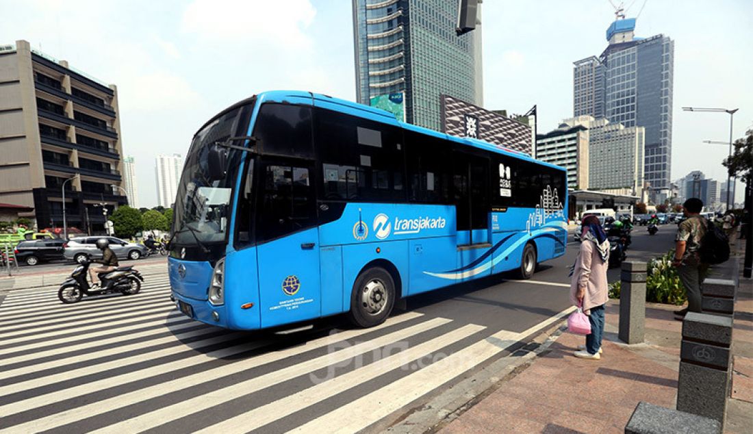 Bus Transjakarta saat melintasi Halte Tosari, Jakarta, Jumat (9/10). PT Transjakarta untuk sementara waktu tidak melayani penumpang di Halte Sarinah, Bundaran Hotel Indonesia, Tosari Baru, serta Tosari ICBC yang dirusak saat ada unjuk rasa menolak Omnibus Law Cipta Kerja, Kamis (8/10). - JPNN.com