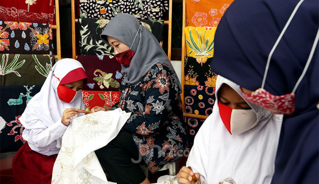 Sejumlah siswi SD belajar membatik di Kampung Batik Cibuluh, Kota Bogor, Jawa Barat, Senin (12/10). Selain untuk mengisi waktu di masa Pandemi Covid-19, belajar membatik juga sebagai cara mengenalkan dan melestarikan budaya serta batik tulis khas Bogor kepada generasi muda. - JPNN.com