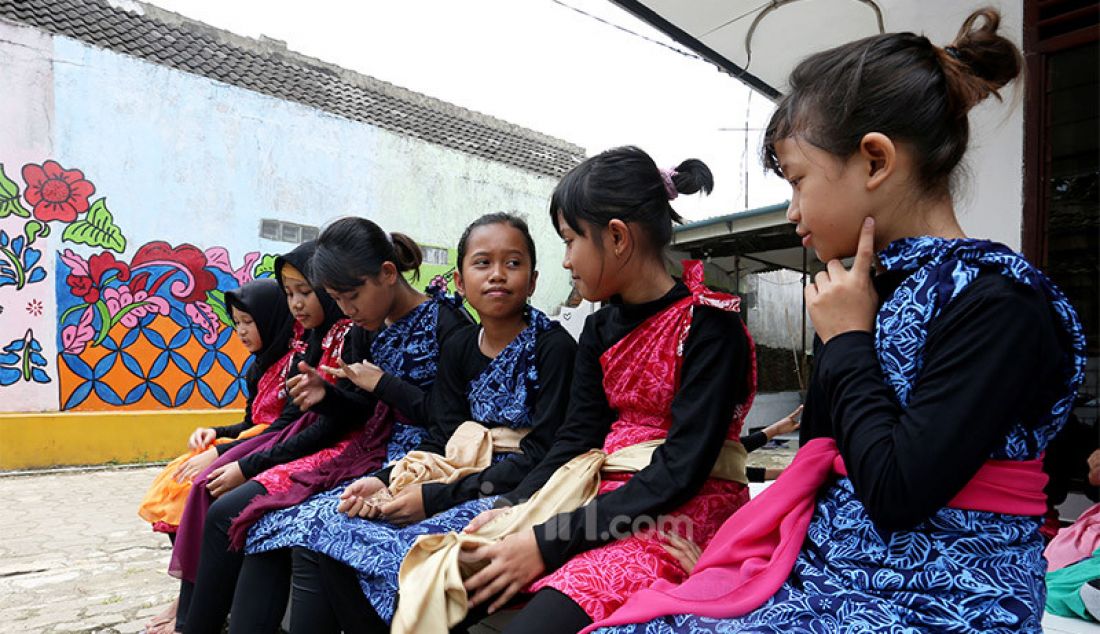 Sejumlah remaja Neglasari, Kota Bogor saat akan berlatih menari di Kampung Batik Cibuluh, Kota Bogor, Jawa Barat, Senin (12/10). Selain untuk mengisi waktu di masa Pandemi Covid-19, belajar menari juga sebagai cara melestarikan budaya Nusantara. - JPNN.com