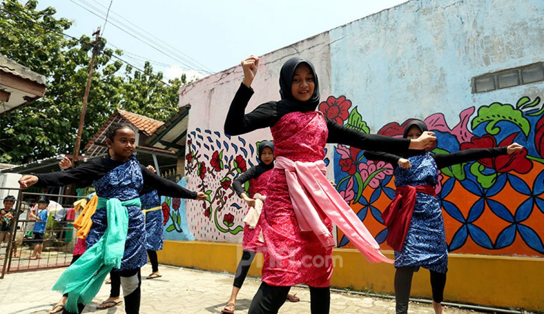 Sejumlah remaja Neglasari, Kota Bogor berlatih tarian Nusantara di Kampung Batik Cibuluh, Kota Bogor, Jawa Barat, Senin (12/10). Selain untuk mengisi waktu di masa Pandemi Covid-19, belajar menari juga sebagai cara melestarikan budaya Nusantara. - JPNN.com