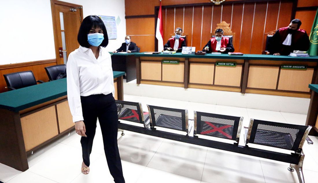 Terdakwa kasus kepemilikan narkoba Vanesza Adzania alias Vanessa Angel di Pengadilan Negeri Jakarta Barat, Jakarta, Senin (12/10) untuk menghadiri sidang beragendakan pembacaan tuntutan. Majelis hakim menunda sidang tersebut karena jaksa penuntut umum (JPU) belum merampungkan surat tuntutan. - JPNN.com