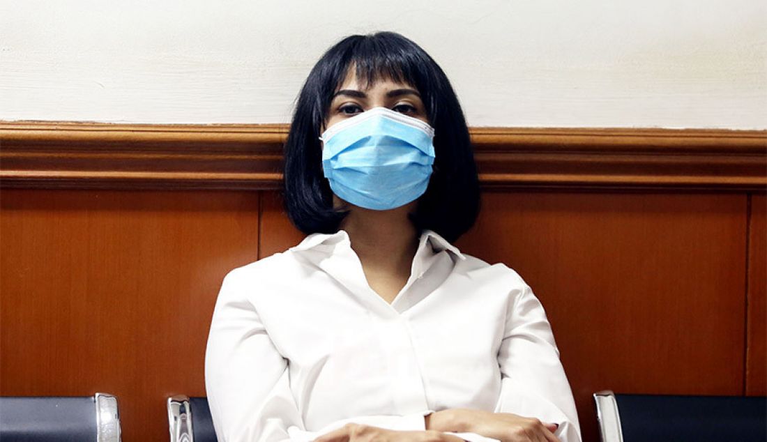 Terdakwa kasus kepemilikan narkoba Vanesza Adzania alias Vanessa Angel saat menunggu persidangan di Pengadilan Negeri Jakarta Barat, Jakarta, Senin (12/10) yang beragendakan pembacaan tuntutan. Majelis hakim menunda sidang tersebut karena jaksa penuntut umum (JPU) belum merampungkan surat tuntutan. - JPNN.com