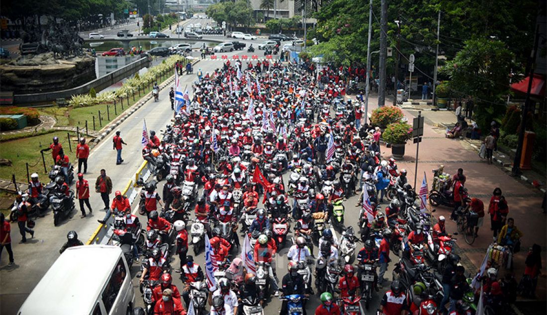 Massa dari Konfederasi Serikat Pekerja Indonesia (KSPI) melakukan aksi unjuk rasa di Jalan Medan Merdeka Barat, Jakarta, Senin (12/10) guna menolak Omnibus Law Cipta Kerja. - JPNN.com