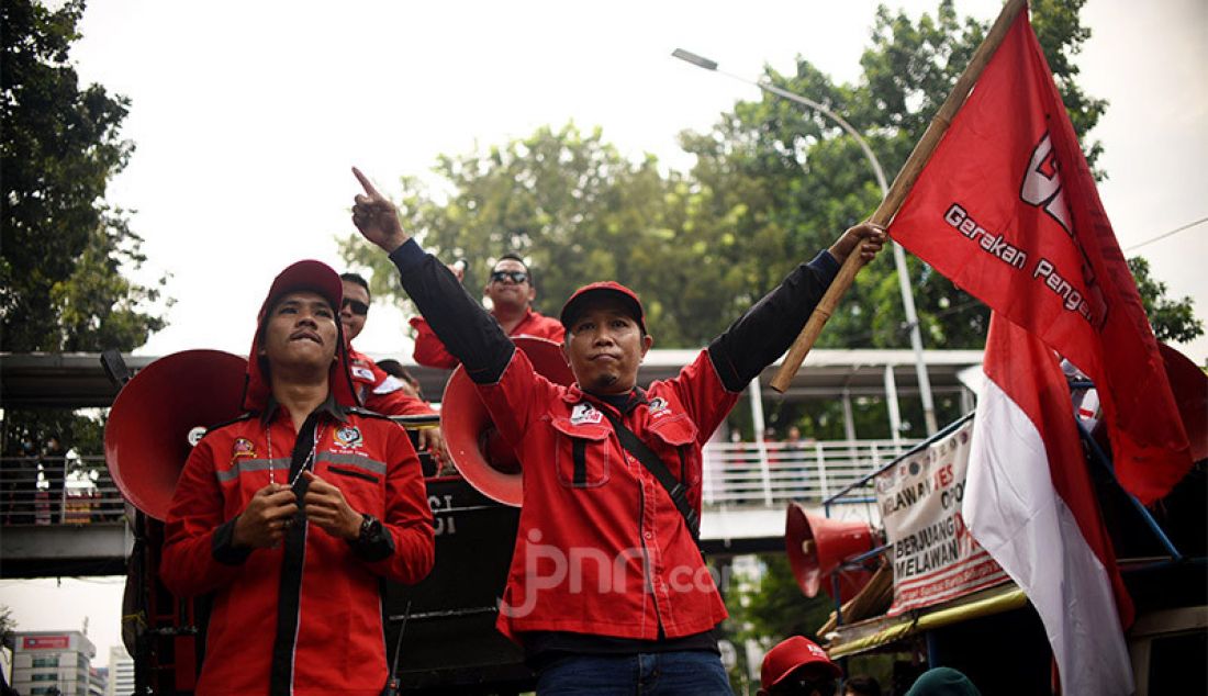 Massa dari Konfederasi Serikat Pekerja Indonesia (KSPI) melakukan aksi unjuk rasa di Jalan Medan Merdeka Barat, Jakarta, Senin (12/10) guna menolak Omnibus Law Cipta Kerja. - JPNN.com