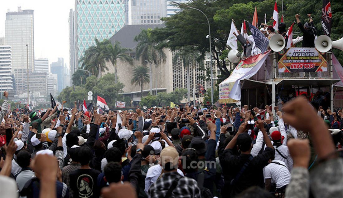 Massa dari Persaudaraan Alumni 212 pada Aksi 1310 untuk menolak Omnibus Law Cipta Kerja di kawasan Patung Kuda, Jakarta Pusat, Selasa (13/10). - JPNN.com