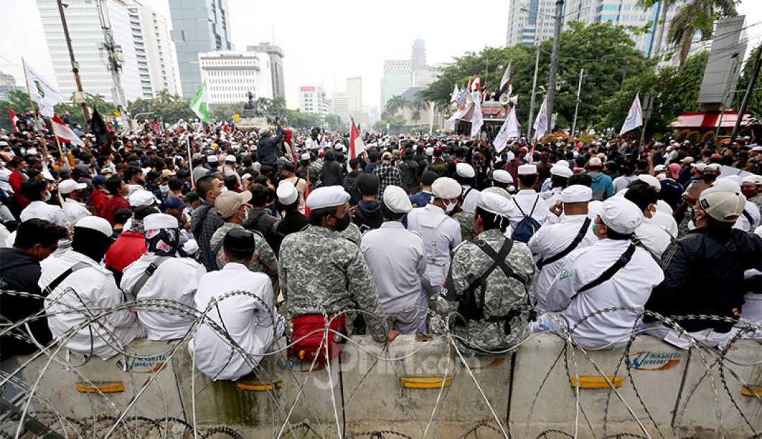 Massa dari Persaudaraan Alumni 212 pada Aksi 1310 untuk menolak Omnibus Law Cipta Kerja di kawasan Patung Kuda, Jakarta Pusat, Selasa (13/10). - JPNN.com
