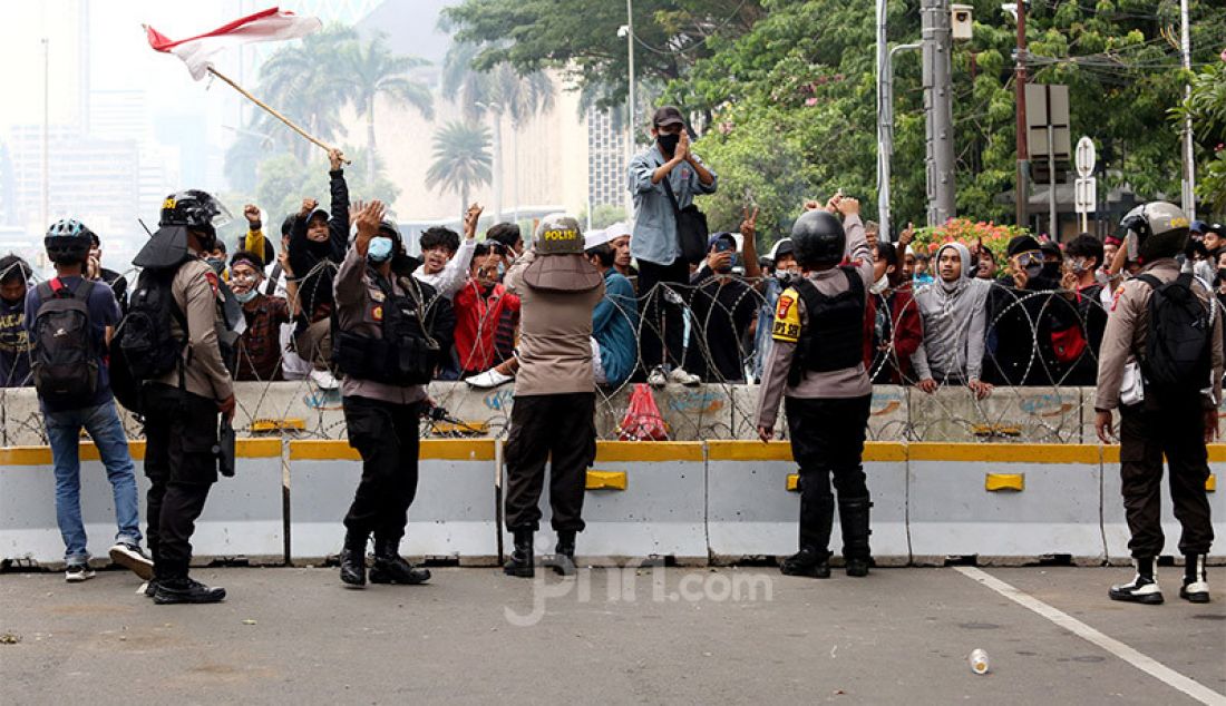 Anggota Polri melakukan negosiasi dengan perwakilan massa pada aksi demo menolak Omnibus Law Cipta Kerja di kawasan Kebun Sirih, Jakarta Pusat, Selasa (13/10). - JPNN.com