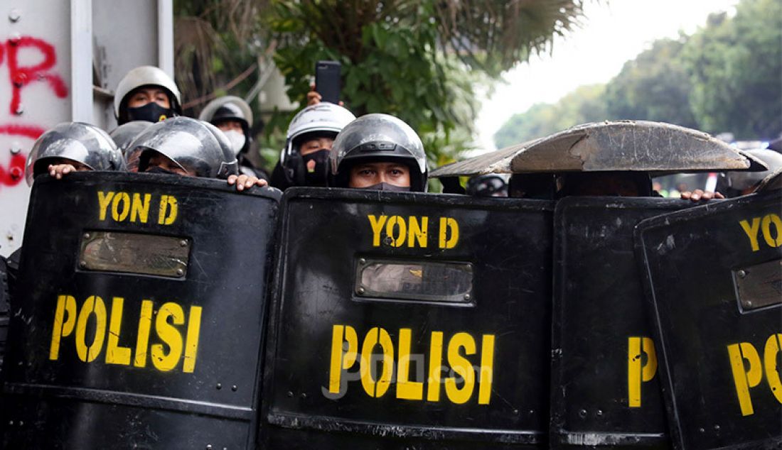 Anggota Polri dengan helm dan tameng saat mengawal jalannya aksi demo menolak Omnibus Law Cipta Kerja di Kawasan Kebun Sirih, Jakarta, Selasa (13/10). - JPNN.com
