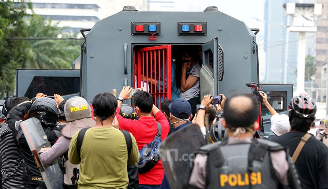 Aparat kepolisian menangkap sejumlah perusuh dalam aksi unjuk rasa menolak Omnibus Law Cipta Kerja di kawasan Kebun Sirih, Jakarta Pusat, Selasa (13/10). - JPNN.com