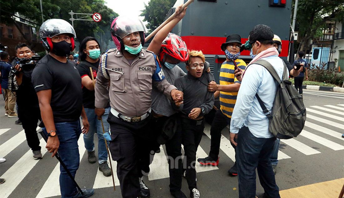 Aparat kepolisian menangkap sejumlah perusuh dalam aksi unjuk rasa menolak Omnibus Law Cipta Kerja di kawasan Kebun Sirih, Jakarta Pusat, Selasa (13/10). - JPNN.com