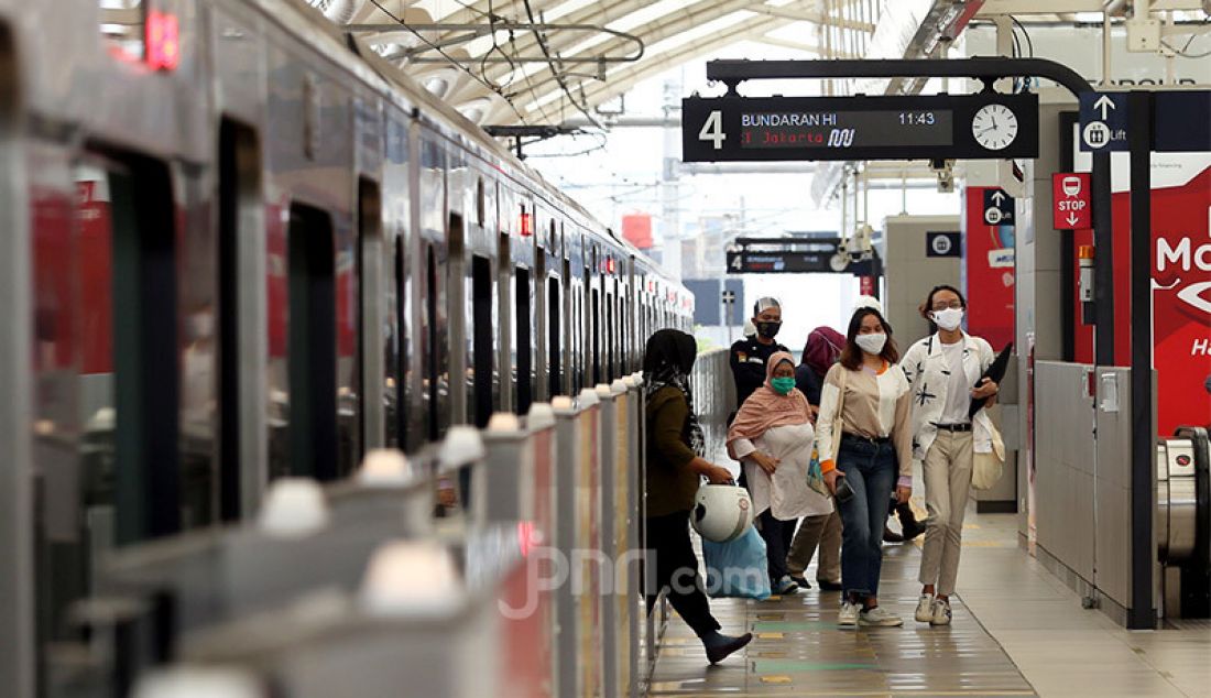 Suasana salah satu stasion Moda Raya Terpadu (MRT) Jakarta, Rabu (14/10). Sebelumnya operasional MRT Jakarta sempat terimbas unjuk rasa menolak Omnibus Law Cipta Kerja yang berakhir rusuh pada Kamis lalu (8/10). - JPNN.com