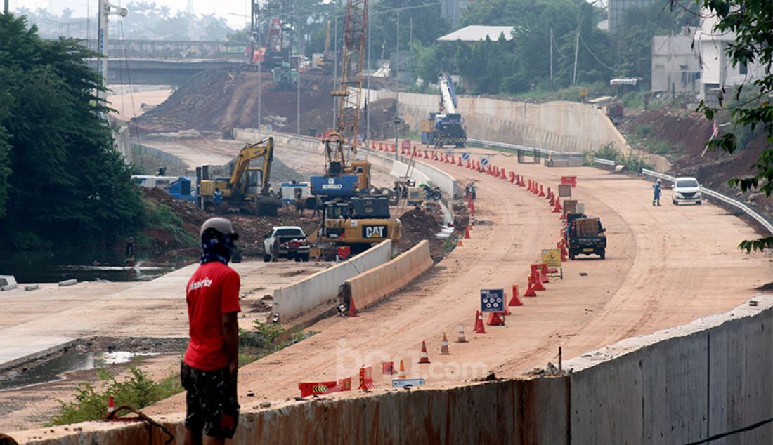 Pengerjaan proyek Tol Serpong-Cinere di kawasan Pondok Cabe, Tangerang Selatan, Rabu (14/10). PT Jasa Marga (Persero) Tbk. menargetkan Tol Serpong-Cinere beroperasi pada akhir 2020. - JPNN.com