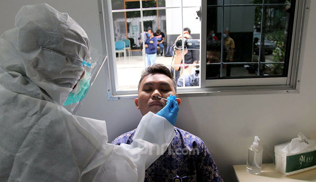 Petugas medis melakukan tes usap atau swab test di laboraturium mini di Gedung Badan Pengawasan Keuangan dan Pembangunan (BPKP), Jalan Pramuka, Jakarta, Rabu (14/10). BPKP menghadirkan layanan swab antigen beserta dengan laboratorium mini untuk meningkatkan perlindungan terhadap pegawainya dan memutus mata rantai penyebaran Covid-19. - JPNN.com