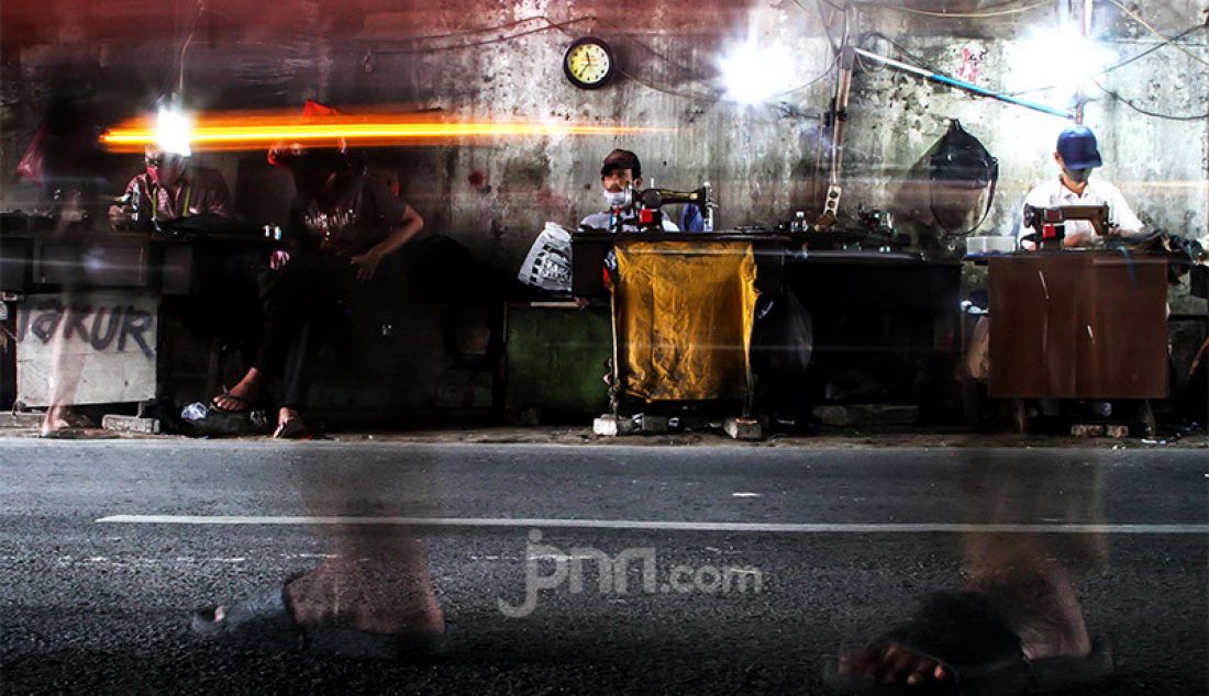 Sejumlah penjahit di kolong jalan layang Jatinegara, Jakarta Timur, Kamis (15/10), menyelesaikan order. Para penjual jasa menjahit itu mengaku mengalami penurunan order selama pandemi Covid-19. - JPNN.com