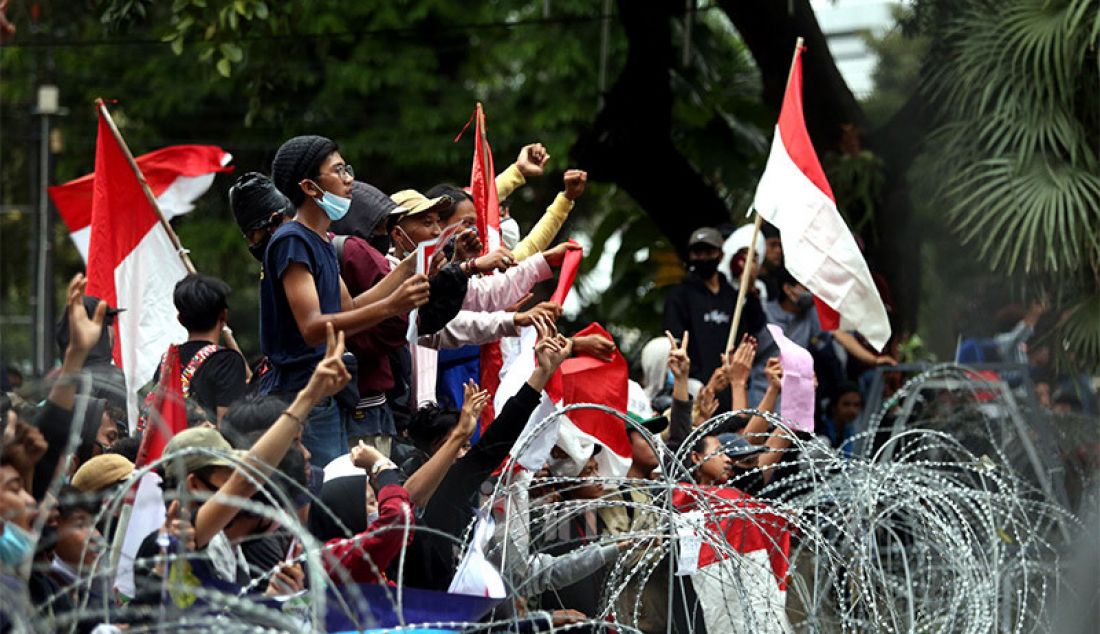 Mahasiswa dari berbagai kampus melakukan aksi unjuk rasa di sekitar kawasan Patung Kuda, Jalan Medan Merdeka Barat, Jakarta, Selasa (20/10). Mereka menolak UU Cipta Kerja. - JPNN.com