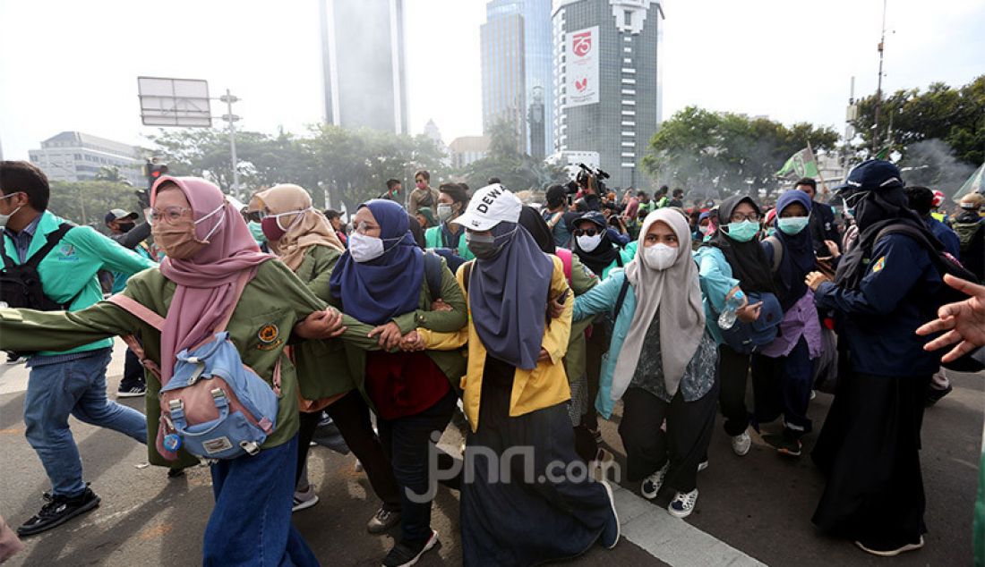 Mahasiswa dari berbagai kampus melakukan aksi unjuk rasa di sekitar kawasan Patung Kuda, Jalan Medan Merdeka Barat, Jakarta, Selasa (20/10). Mereka menolak UU Cipta Kerja. - JPNN.com