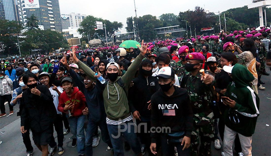 Korps Marinir mengawal massa yang baru saja berunjuk rasa menolak Omnibus Law Cipta Kerja di kawasan Patung Kuda, Jalan Medan Merdeka Barat, Jakarta, Selasa (20/10). - JPNN.com