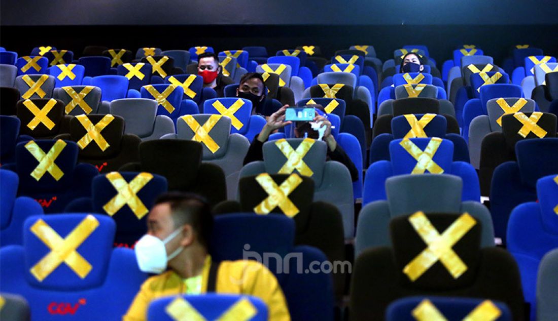 Penonton menikmati film di CGV Grand Indonesia, Jakarta, Rabu (21/10) yang sudah kembali beroperasi. Sejumlah bioskop di Jakarta telah kembali beroperasi setelah mendapatkan izin dari Pemprov DKI Jakarta dengan membatasi jumlah penonton maksimal 25 persen dari kapasitas. - JPNN.com