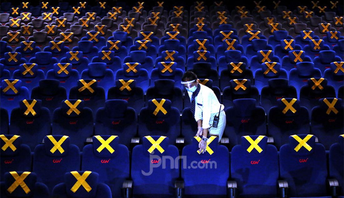Petugas CGV Grand Indonesia, Jakarta, Rabu (21/10) mempersiapkan ruang bioskop. Sejumlah bioskop di Jakarta telah kembali beroperasi setelah mendapatkan izin dari Pemprov DKI Jakarta dengan membatasi jumlah penonton maksimal 25 persen dari kapasitas. - JPNN.com
