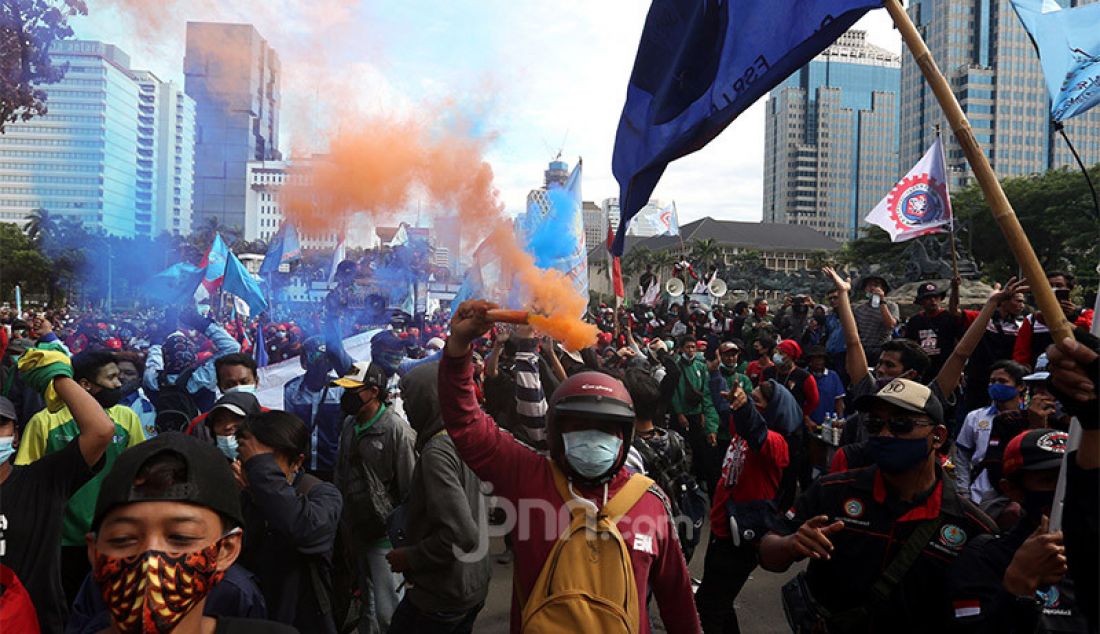 Massa buruh melakukan aksi demo menolak Omnibus Law Cipta Kerja di kawasan Patung Kuda, Jakarta Pusat, Kamis (22/10). - JPNN.com