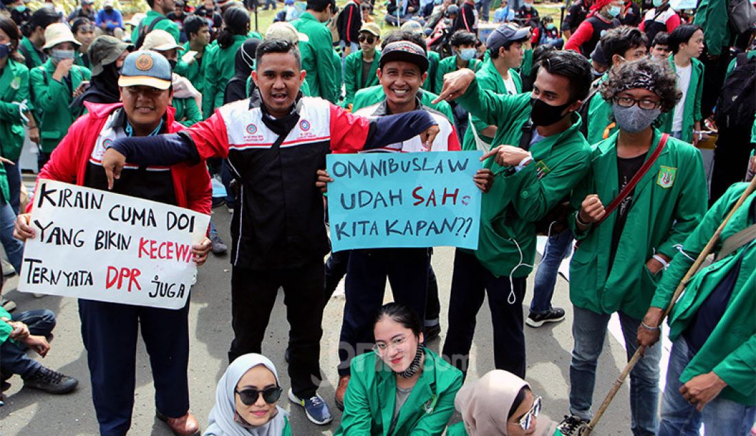 Massa buruh bersama mahasiswa saat melakukan aksi demo menolak Omnibus Law Cipta Kerja di kawasan Patung Kuda, Jakarta Pusat, Kamis (22/10). - JPNN.com
