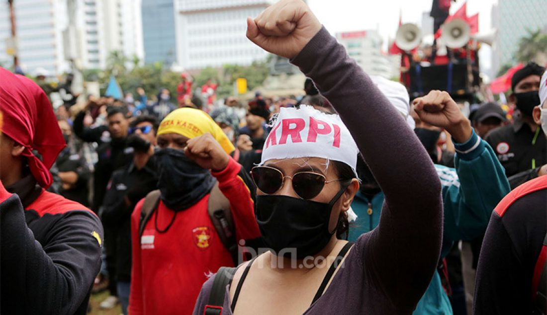 Massa buruh melakukan aksi demo menolak Omnibus LawCipta Kerja di kawasan Patung Kuda, Jakarta Pusat, Kamis (22/10). - JPNN.com