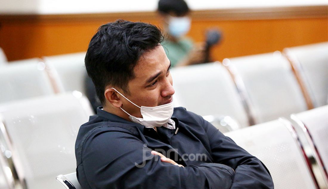 Suami Vanessa Angel, Bibi Ardiansyah menangis saat menghadiri persidangan terhadap istrinya yang beragendakan pembacaan pleidoi di Pengadilan Negeri Jakarta Barat, Jakarta, Senin (26/10). - JPNN.com