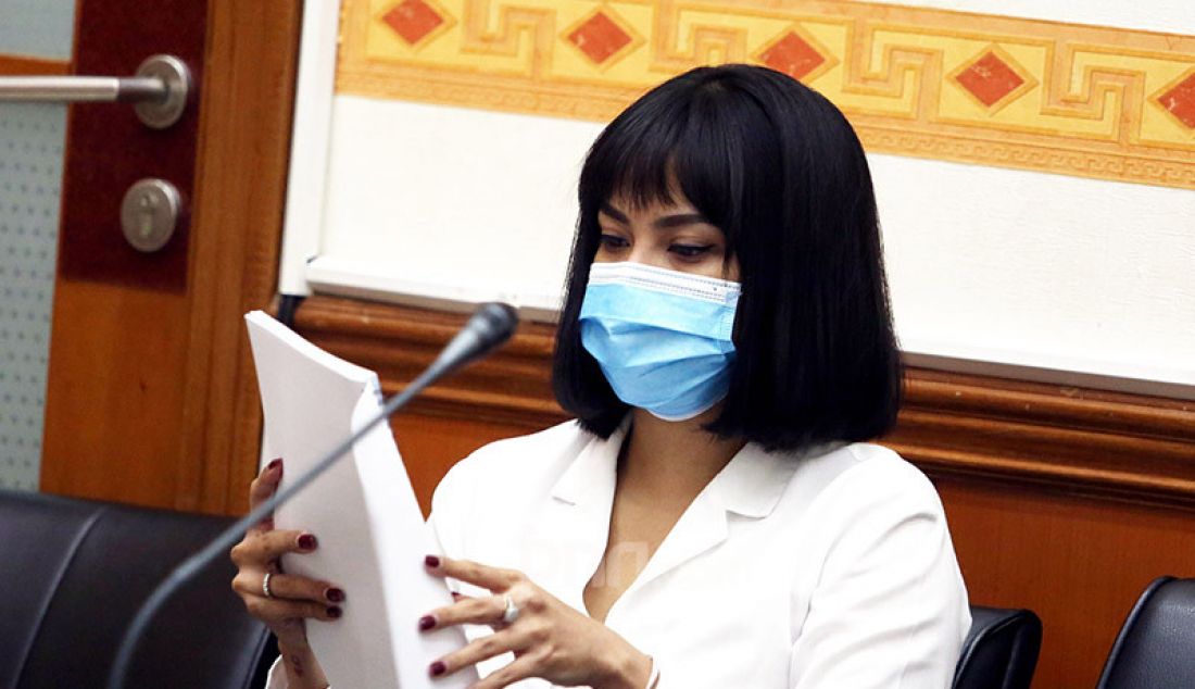 Terdakwa Vanesza Adzania alias Vanessa Angel saat menyampaikan nota pembelaan atau pleidoi pada persidangan perkara narkoba yang menjeratnya di Pengadilan Negeri Jakarta Barat, Jakarta, Senin (26/10). - JPNN.com