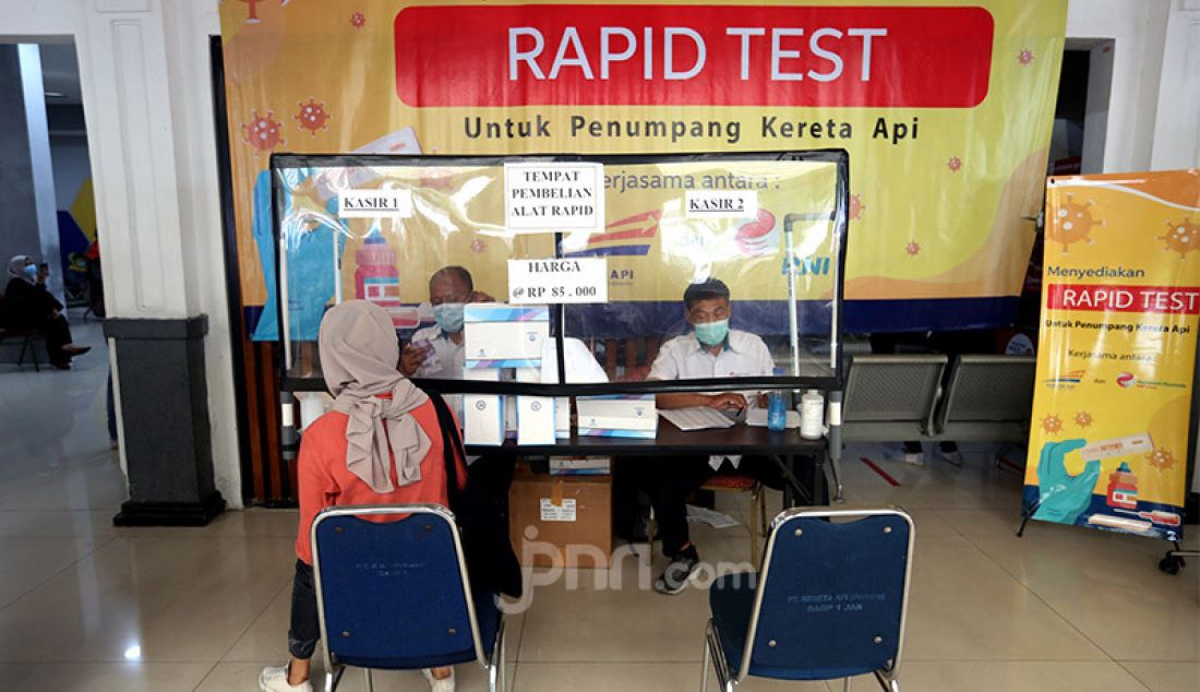 Calon penumpang saat mengikuti rapid test Covid-19 di Stasiun Pasar Senen, Jakarta, Senin (26/10). PT KAI meminta para calon penumpang melakukan rapid test sehari sebelum keberangkatan. - JPNN.com