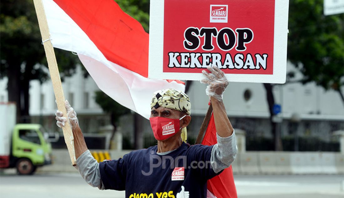 Sejumlah massa melakukan aksi damai di Bundaran Air Mancur Patung Kuda, Jakarta Pusat, Selasa (27/10), guna menolak unjuk rasa anarkistis. - JPNN.com