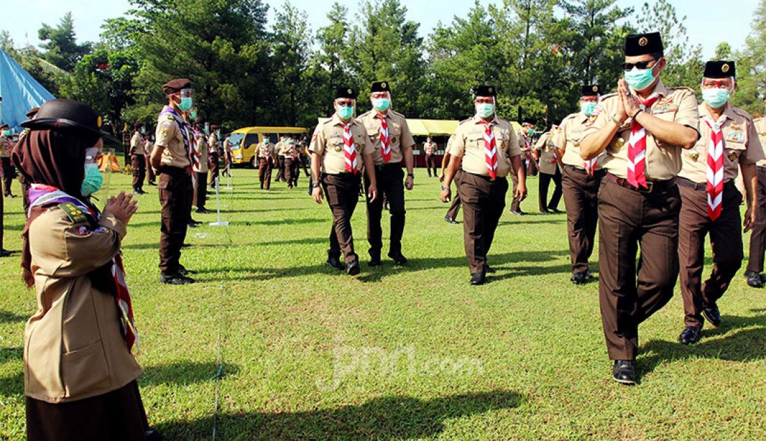 Ketua Kwartir Nasional Gerakan Pramuka Komjen (Purn) Budi Waseso memberi salam kepada seorang sukarelawan Satgas Covid-19 dalam apel kesiapsiagaan di Taman Rekreasi Wiladatika, Cibubur, Jakarta, Rabu (28/20). - JPNN.com