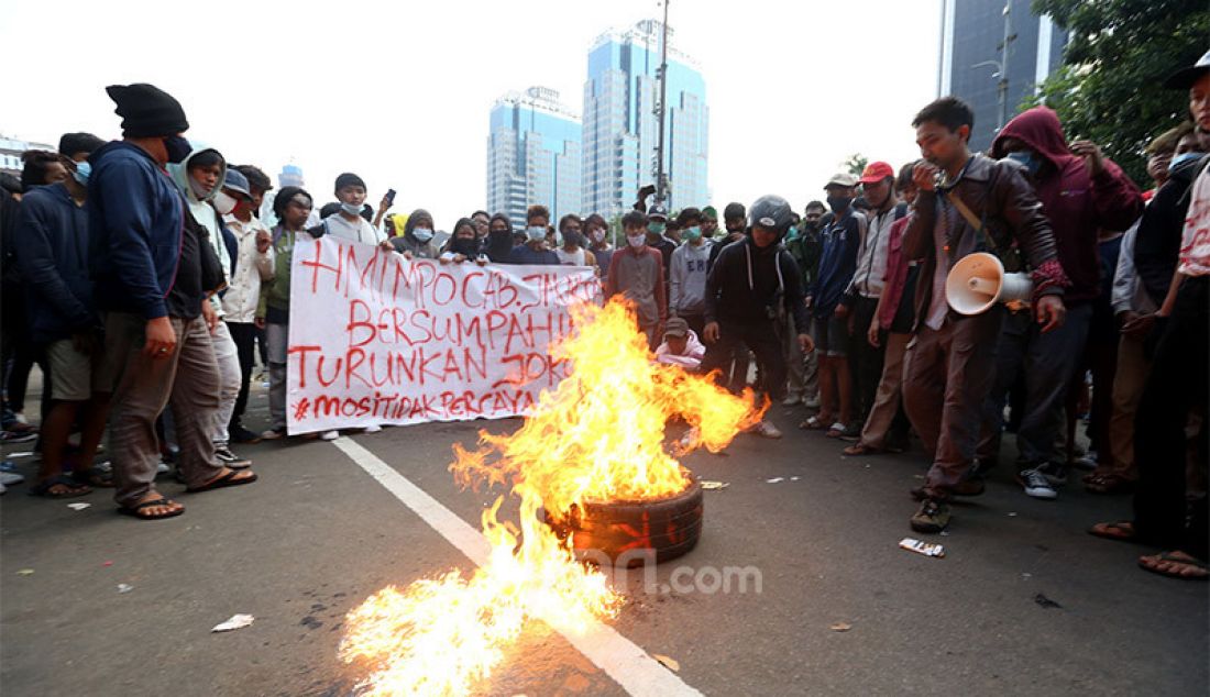 Massa dari buruh dan mahasiswa membakar ban saat berunjuk rasa di kawasan Patung Kuda, Jakarta, Rabu (28/10), guna menolak Undang-Undang Cipta Kerja. - JPNN.com