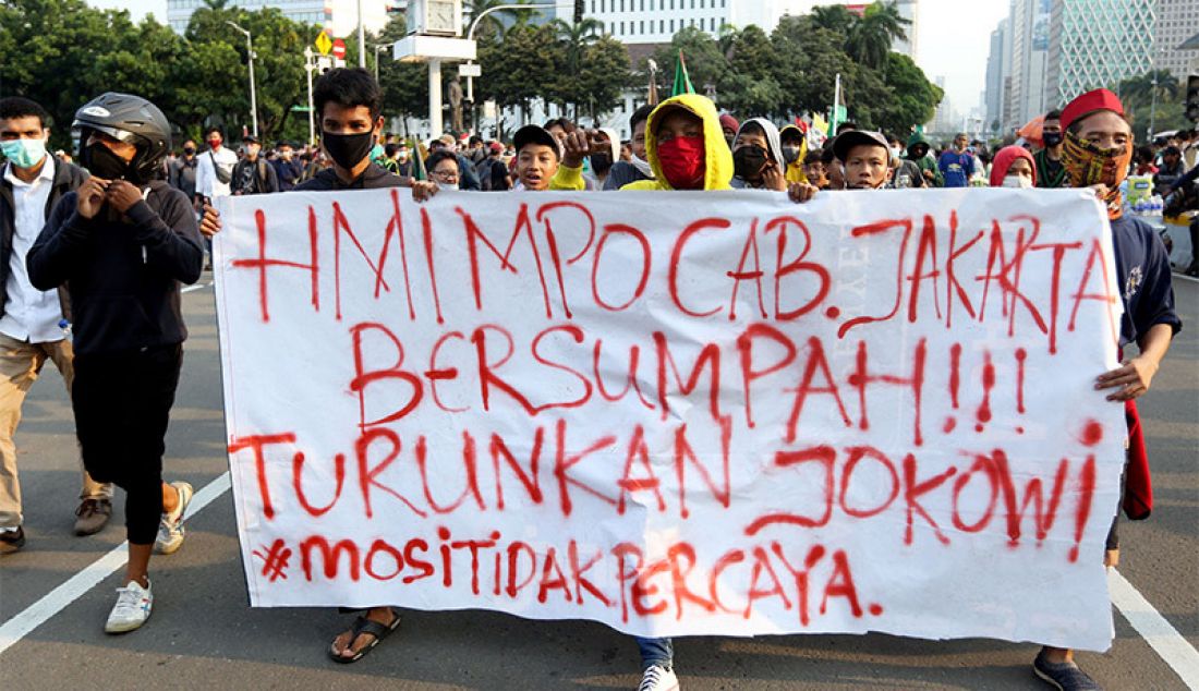 Massa dari buruh dan mahasiswa saat berunjuk rasa di kawasan Patung Kuda, Jakarta, Rabu (28/10), guna menolak Undang-Undang Cipta Kerja. - JPNN.com