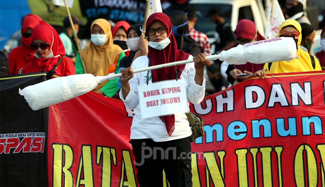 Massa dari buruh dan mahasiswa saat berunjuk rasa di kawasan Patung Kuda, Jakarta, Rabu (28/10), guna menolak Undang-Undang Cipta Kerja. - JPNN.com